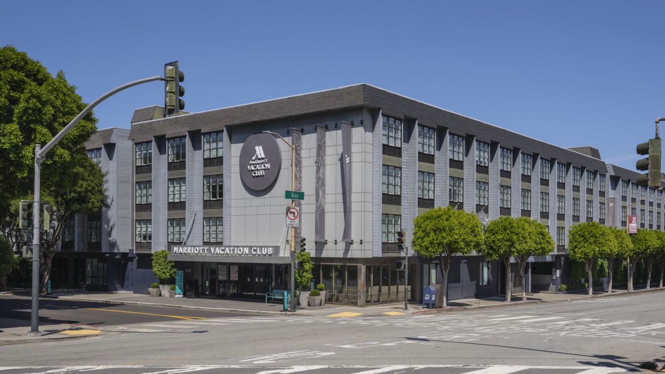 Entrance and exterior of Marriott Vacation Club timeshare in San Francisco